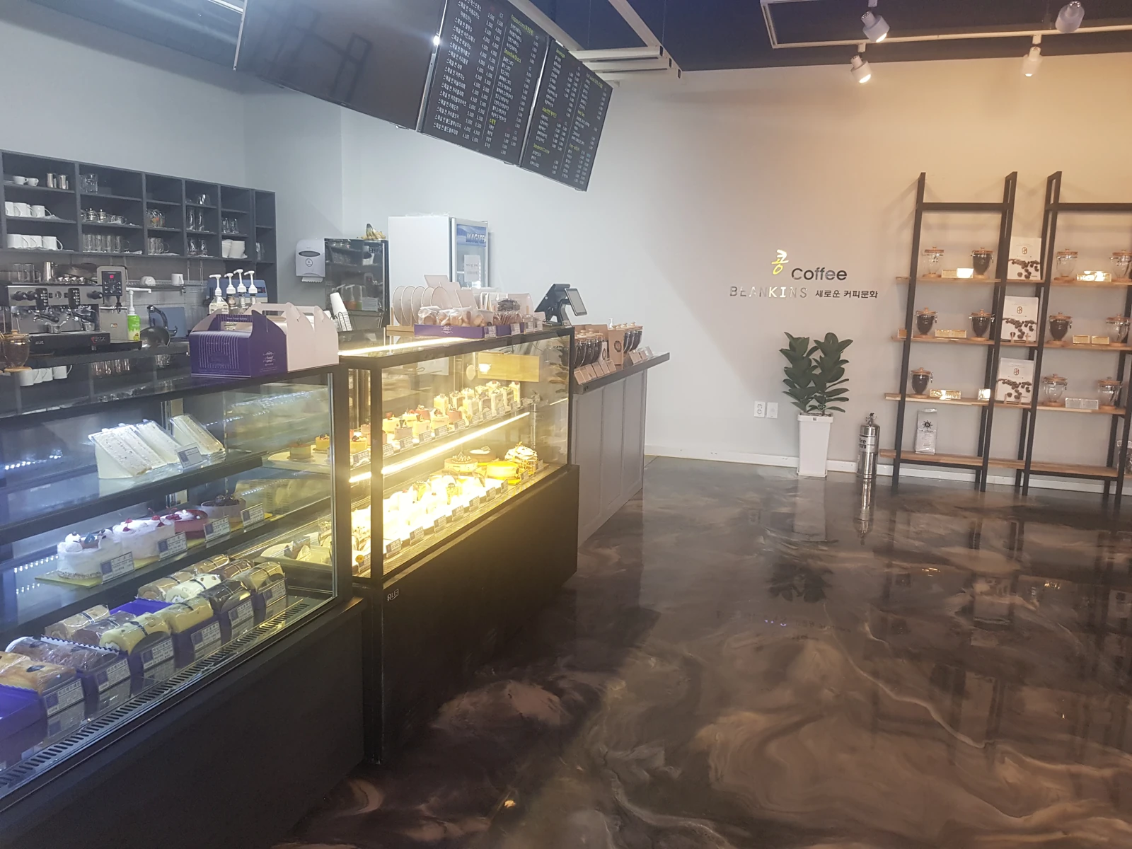 设有蛋糕展示柜、咖啡服务和产品陈列的 K-BEANS 门店